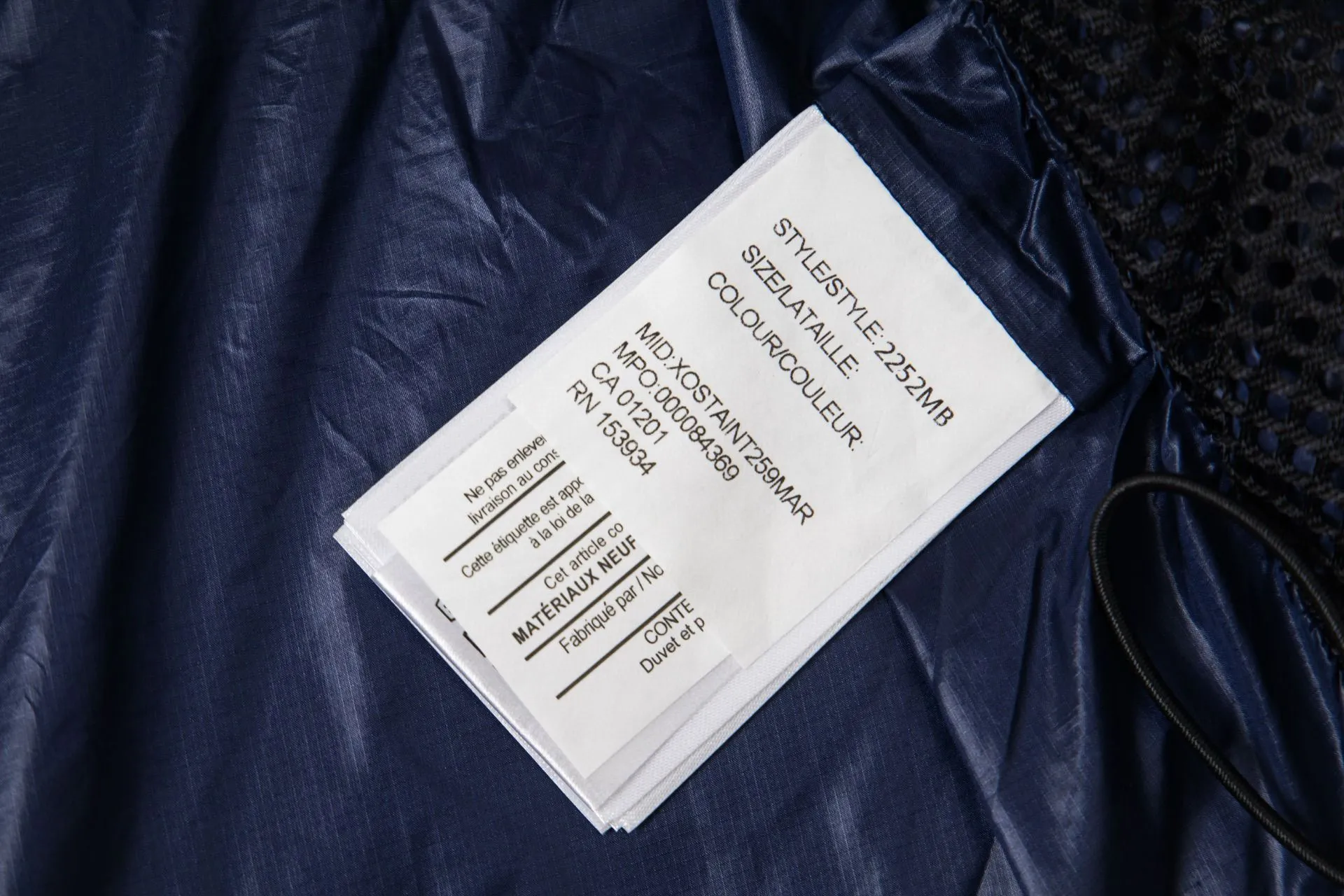 P790 model number: G122 Canada Goose's new Crofton series of lightweight couple's hooded down jacket 1️⃣The fabric is made of recycled Feather-Light tear-resistant fabric, which is ultra-light and has no sense of weight on the upper body. The unique black label highlights the temperament. The interior is filled with white duck down, making the upper body very light and comfortable! 2️⃣It is very youthful and energetic, and can be easily worn by both men and women. It is very in line with the fashion aesthetic concepts of today's young people! 3️⃣ Full set of customized accessories, complete with three standards, same style for men and women, a must-have for couples Color: Picture color Size: S, M, L, XL